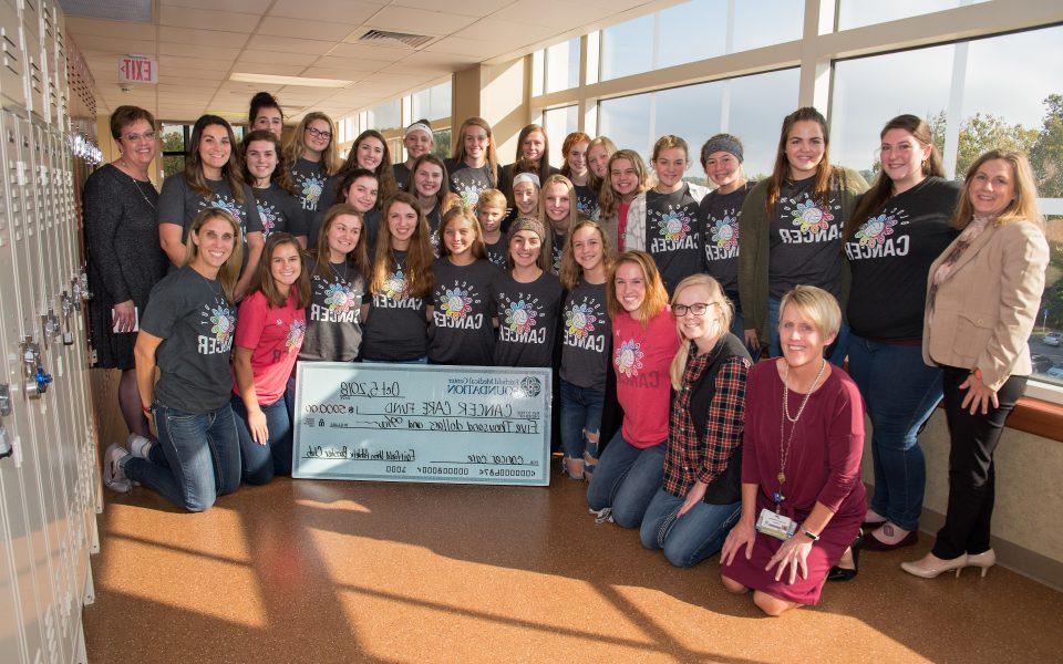 费尔菲尔德女子排球队向融合癌症护理基金捐款